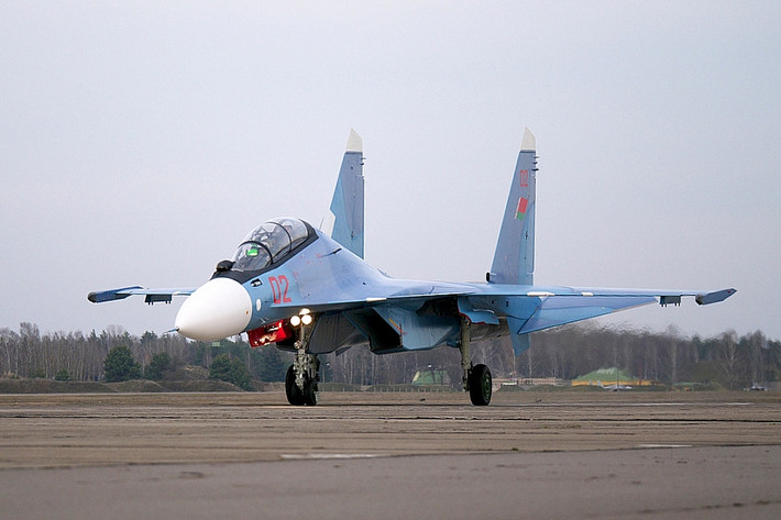 Máy bay Su-30SM được trang bị các công nghệ cảm biến và hệ thống tác chiến điện tử mới nhất của Nga và không giống như các nền tảng tiêm kích Su-35 và Su-34, chỉ chuyên dụng cho vai trò chiếm ưu thế trên không hoặc tấn công, thay vào đó Su-30SM có thể thực hiện tốt cả hai vai trò trên.