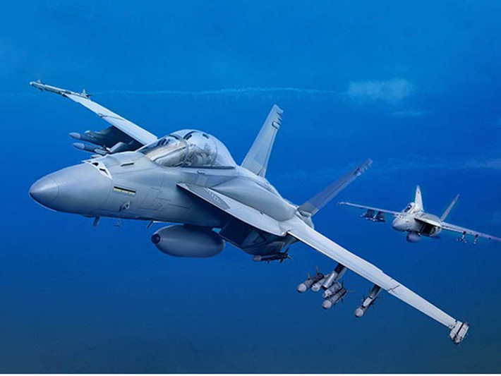 F/A-18E Super Hornet dù được cải tiến, nhưng chỉ có khả năng mang tải vũ khí bằng 50% của F-14 tới mục tiêu. Có nghĩa là bán kính răn đe của tàu sân bay trang bị F/A-18E giảm xuống còn 50%, nếu so với tàu sân bay trang bị F-14.