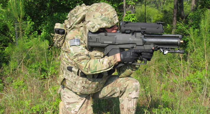 XM25 đã được đưa tới chiến trường Afghanistan để tiến hành thử nghiệm thực chiến. Thực tế, súng chỉ phát huy hỏa lực trong một số tình huống khi mục tiêu nấp sau khối chắn, và hoàn toàn không hữu ích khi cận chiến.