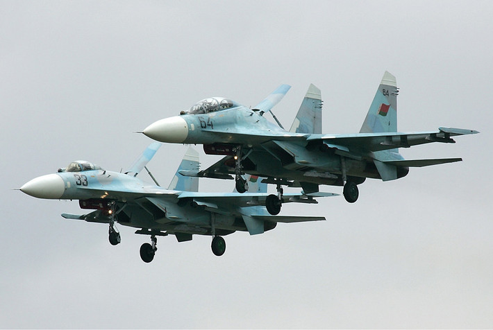 Mặc dù Su-27 có tính năng hiện đại và Belarus có năng lực nâng cấp, nhưng quốc gia này không đủ khả năng tài chính để tiếp tục sử dụng số chiến đấu cơ hạng nặng, nhưng có chi phí hoạt động cao như vậy. Do đó, những chiếc Su-27 đã được rút khỏi biên chế và được đưa vào niêm cất vào tháng 12/2012.