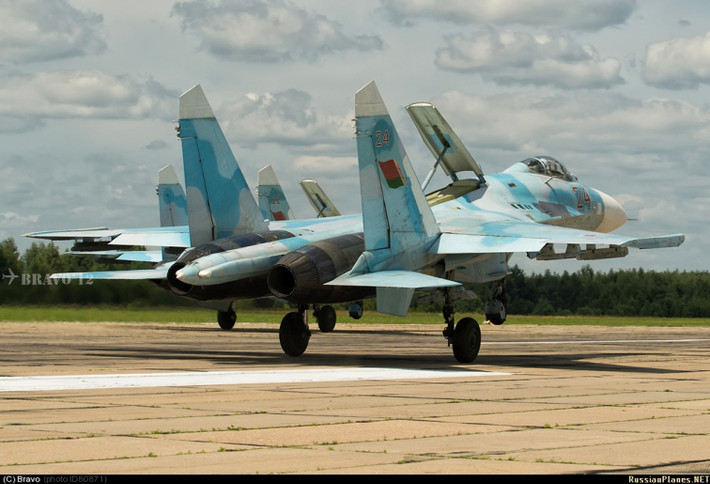Trong điều kiện lãnh thổ nhỏ bé của Belarus, khi sử dụng Su-27 cho nhiệm vụ tuần tra, nếu xuất phát từ căn cứ không quân ở Baranovichi, sau khi nhiệm vụ kết thúc, Su-27 phải tiếp tục ở trên không trong gần 1,5 giờ vì lý do phải tiêu thụ hết phần còn lại của nhiên liệu, để khỏi ảnh hưởng đến hệ thống càng đáp và khung máy bay.