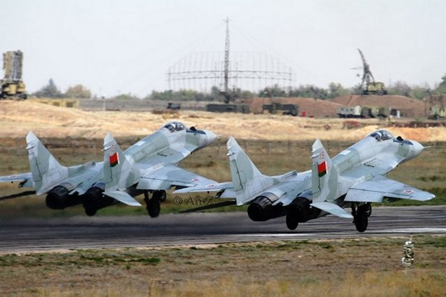 Việc Su-27 loại biên khiến Không quân Belarus suy giảm sức mạnh, khi chỉ còn 2 phi đội MiG-29 hạng trung, mặc dù đã được hiện đại hóa trong nước. Tuy năng lực kém hơn nhiều so với Su-27 trong vai trò không đối không, nhưng MiG-29 được thiết kế, để bao phủ một khu vực nhỏ hơn nhiều và có chi phí hoạt động thấp hơn đáng kể.