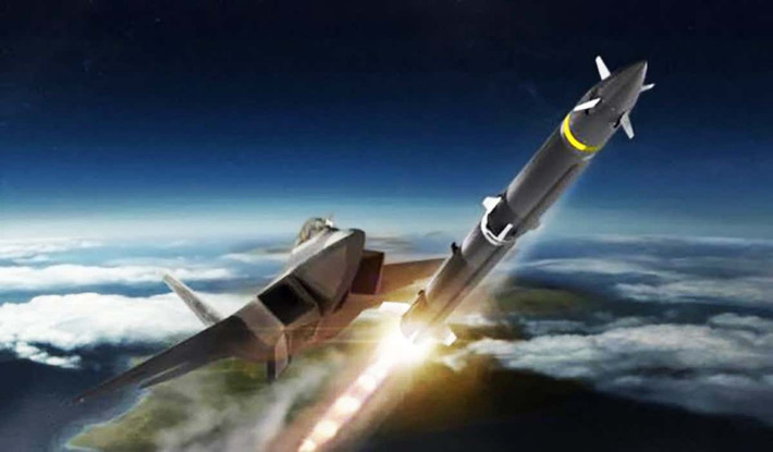 Đặc biệt là tên lửa AIM-260 cũng sẽ được lắp đặt trong khoang chứa bom của tiêm kích tàng hình F-22; do vậykích thước của AIM-260 sẽ không lớn lắm, để có thể lắp vừa vào khoang chứa bom của cả chiến đấu cơ F-35 và máy bay chiến đấu tàng hình NGAD sắp ra mắt.