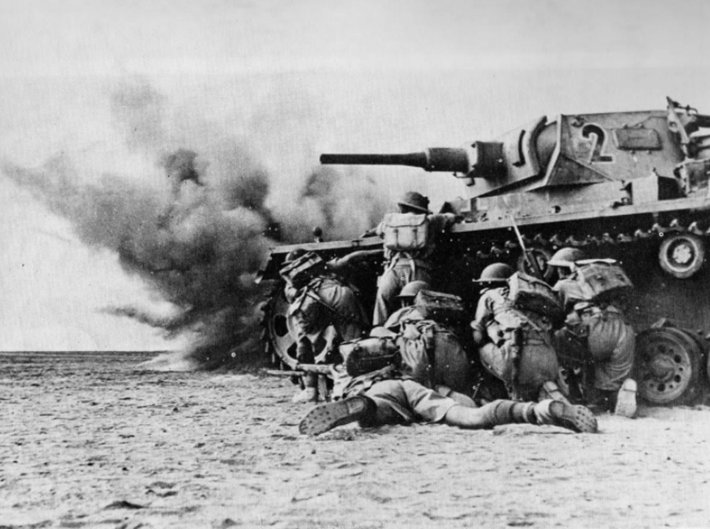 Nhà sử học nói thêm: “Tuy nhiên, cũng trong khoảng thời gian đó trận chiến El Alamein cũng đang diễn ra dữ dội trên lục địa châu Phi, mà ngày nay sử sách phương Tây lại coi là giai đoạn quan trọng nhất và cốt yếu nhất của Chiến tranh thế giới thứ hai”.