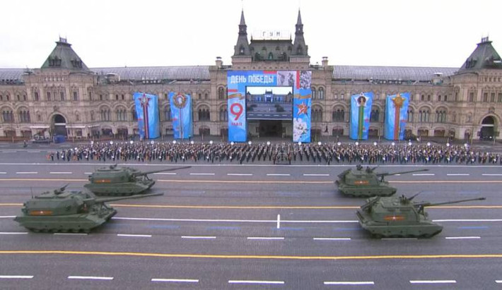 Trong số các vũ khí tham gia Lễ duyệt binh còn có pháo tự hành Msta-S, pháo tự hành 2S35 Koalitsiya-SV. Đây là những pháo tự hành hiện đại và có tầm bắn xa nhất của Quân đội Nga hiện nay.