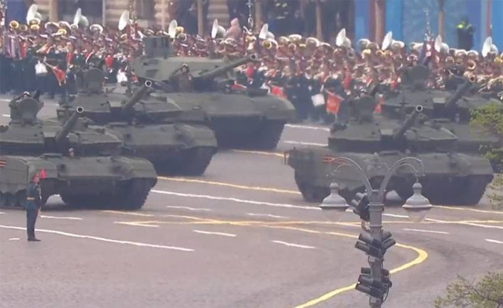 Xe tăng T-14 Armata vẫn là loại xe tăng được mong đợi trong cuộc duyệt binh; xuất hiện lần đầu trong cuộc duyệt binh Ngày Chiến thắng 9/5/2014, tuy nhiên T-14 hiện vẫn chưa đưa vào sản xuất và trang bị loạt lớn theo kế hoạch.