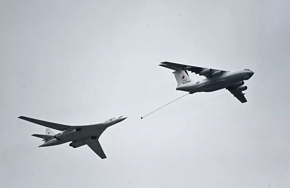 Máy bay tiếp dầu trên không Il-78 và máy bay ném bom chiến lược tầm xa Tu-160M bay qua Quảng trường Đỏ. Nguồn: BMPD.