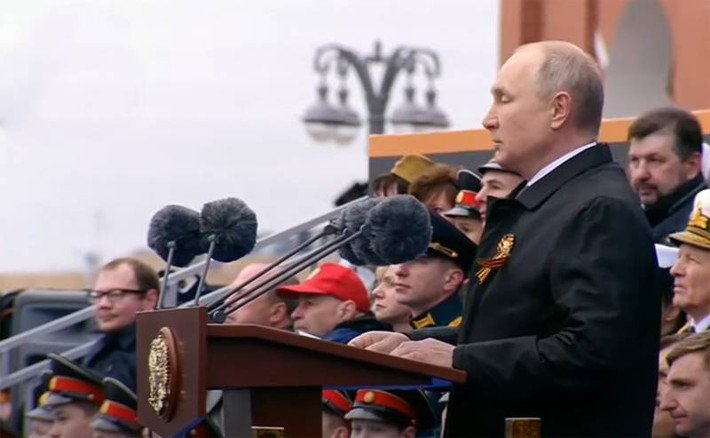 Trong bài phát biểu tại lễ duyệt binh, Tổng thống Nga Vladimir Putin nhấn mạnh "Nhân dân Liên Xô đã hy sinh quên mình ở mọi biên giới, trong những trận chiến ác liệt nhất trên trái đất, trên biển, trên bầu trời…. Lực lượng vũ trang của Nga là lực lượng thừa kế của những người lính Chiến thắng".