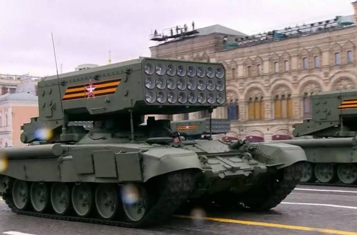 Hệ thống pháo bắn đạn nhiệt áp hạng nặng TOS-1A, có khả năng gây sát thương chỉ sau vũ khí phi hạt nhân, cũng lần lượt diễu hành qua Quảng trường Đỏ.