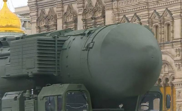 Tên lửa đạn đạo liên lục địa (ICBM) Yars RS-24 diễu qua Quảng trường. Đây là loại tên lửa được phát triển dựa trên công nghệ của dòng ICBM di động RS-21M2 Topol-M. RS-24 có khả năng mang theo 4 đầu đạn hạt nhân phân hướng, với sức công phá mỗi đầu đạn là 300 Kilotone (tương đương 300.000 tấn TNT).