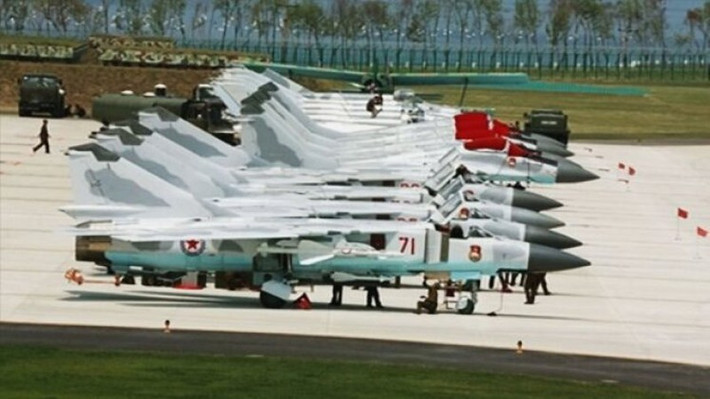 Vào nửa cuối những năm 1980, Triều Tiên đã mua các thế hệ vũ khí mới từ Liên Xô bao gồm cả các máy bay chiến đấu với khả năng không đối không tầm nhìn xa hơn như MiG-23 thế hệ thứ ba và MiG-29 thế hệ thứ tư, hệ thống phòng không mặt đất mới và máy bay phản lực tấn công mặt đất Su-25.