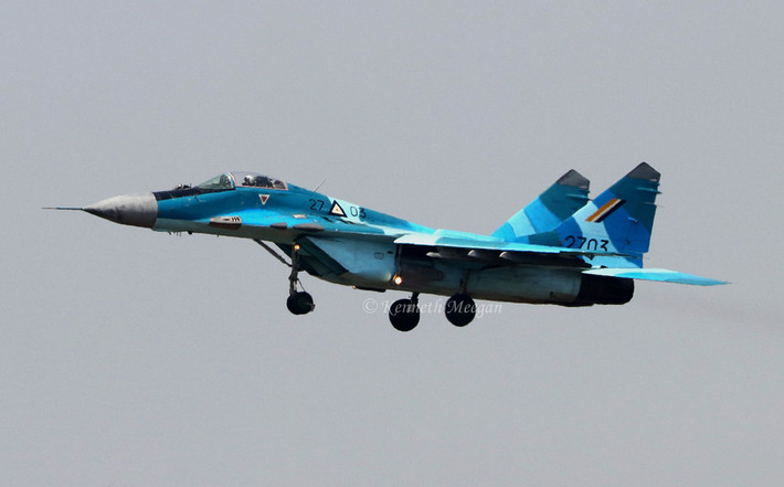 Hiện các máy bay chiến đấu thế hệ thứ tư hạng trung MiG-29 của Nga là lực lượng chính trong phi đội của Không quân Myanmar. Ngoài ra, nước này cũng đã đặt mua 6 máy bay chiến đấu hạng nặng Su-30SM Flanker vào năm 2018.