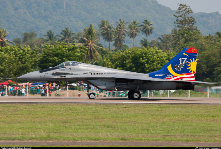 Thứ năm là Malaysia, không quân nước này hiện đang vận hành hai loại máy bay chiến đấu của Nga bao gồm MiG-29 và Su-30MKM. Với việc nước láng giềng Singapore đang chuyển sang mua máy bay tàng hình F-35 tiên tiến hơn từ Mỹ, Malaysia dự kiến cũng sẽ hiện đại hóa phi đội của mình với các loại máy bay chiến đấu vượt trội của Nga.