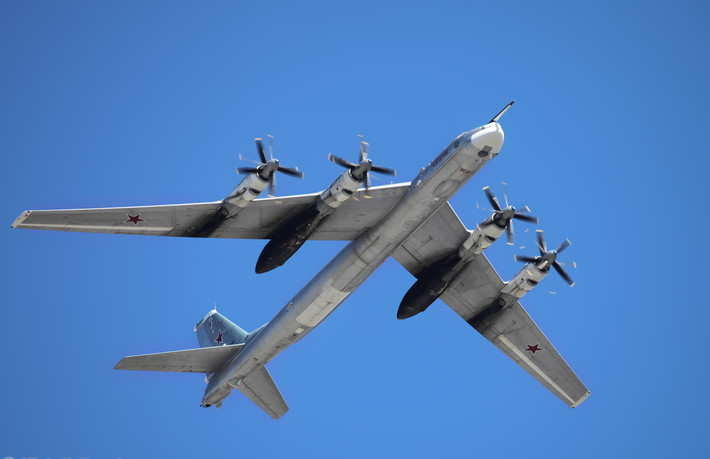 Mặc dù M-4 có tầm hoạt động kém hơn Tupolev Tu-95, nhưng nó có tốc độ và trọng tải lớn hơn. Sau đó Myasishchev đã bắt đầu nghiên cứu việc tiếp nhiên liệu trên không cho máy bay, bằng việc cải tiến một chiếc M-4 thành một chiếc máy bay tiếp dầu trên không được gọi là 3MN-1.