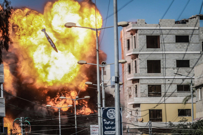 Diễn biến hiện tại của cuộc xung đột giữa Israel và lực lượng vũ trang Hamas của Palestine đã nổ ra vào đầu tháng này, sau khi bất ổn dân sự ở Đông Jerusalem, gây ra các cuộc xung đột ở biên giới Israel và Dải Gaza; với việc Hamas bắn hàng nghìn quả rocket vào Israel và sau đó là các màn trả đũa bằng những cuộc tấn công trên không của IDF. Nguồn ảnh: Pinterest.
