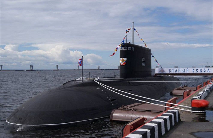 Động cơ tàu được đặt độc lập trên một đế cao su, nên nó không chạm vào thân tàu, ngăn những rung động biến thành tiếng ồn có thể nghe thấy bên ngoài. Con tàu được phủ lớp chống dội âm bằng cao su, để khử tiếng ồn phát ra từ tàu ngầm.