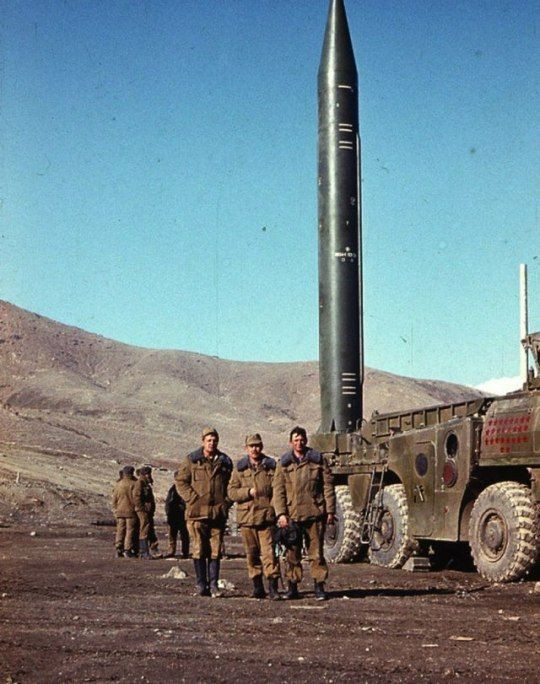 Ngoài Liên Xô sử dụng tên lửa Scud B tại chiến trường Afghanistan, Scud B còn được sử dụng rộng rãi trong Chiến tranh Iran-Iraq. Khí đó Iraq có tên lửa và các bệ phóng trước, tiến hành lần phóng đầu tiên vào tháng 10/1982 vào một trung tâm dân cư của Iran, gây ra thương vong cho khoảng 120 dân thường.