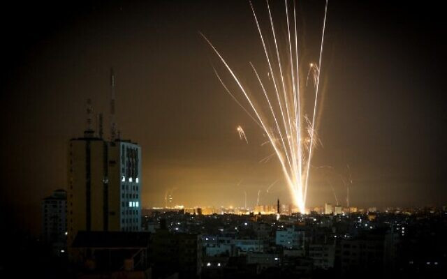 Các tên lửa của Hamas được nhìn thấy trên bầu trời đêm được bắn về phía Israel từ khu vực Beit Lahia ở phía bắc Dải Gaza vào ngày 14/5/2021.