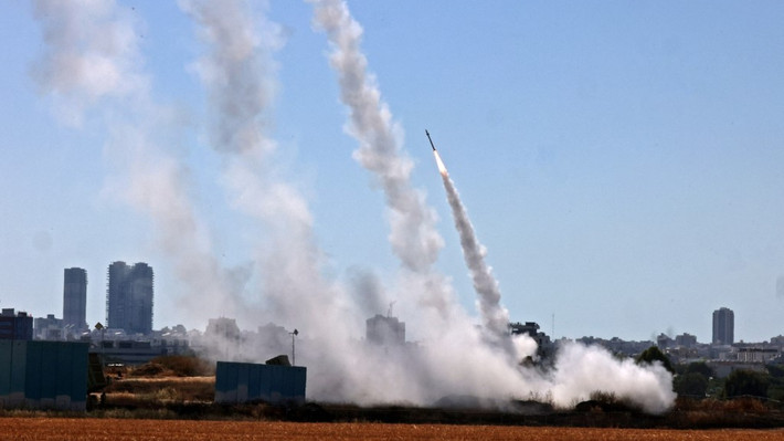 Trong khi đó, Hamas và lực lượng vũ trang Hồi giáo của Palestine đã cố gắng áp đảo hệ thống Vòm Sắt bằng chiến thuật phóng tên lửa theo loạt lớn, để gây "bão hòa" khả năng đánh chặn của hệ thống và một phần đã thành công.