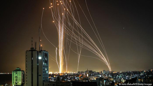 Một số hình ảnh do phóng viên Anas Baba của tờ The Time Of Israel chụp lại cho thấy, các tên lửa được phóng từ Gaza, vẽ nên những đường thẳng sáng chói trên bầu trời đêm. Các tổ hợp tên lửa Iron Dome được nhìn thấy đang phóng lên để đánh chặn, sẵn sàng hạ gục chúng.