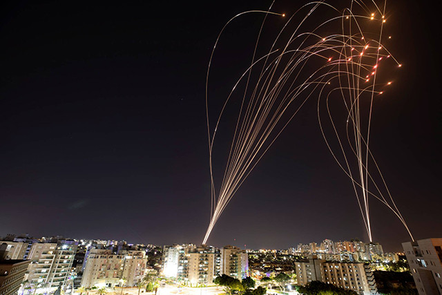 Cảnh tượng trên bầu trời Israel làm người xem liên tưởng đến bộ phim "Chiến tranh giữa các vì sao". Nguồn ảnh: TimesofIsrael.