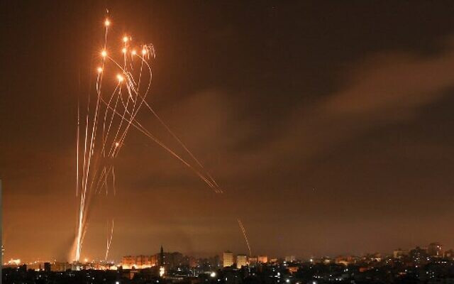 Tên lửa Hamas và tên lửa đánh chặn Iron Dome thắp sáng bầu trời đêm trên phía bắc Dải Gaza vào ngày 14 tháng 5 năm 2021.