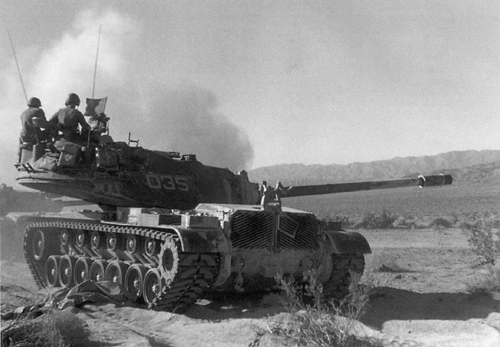 Trước khi M1 Abrams ra đời thì xe tăng M103 được xem là mẫu xe tăng hạng nặng có lớp giáp dày nhất và nặng nhất trong lịch sử Quân đội Mỹ. Loại xe tăng này phục vụ trong quân đội Mỹ từ năm 1957 – 1974 với khoảng 300 chiếc được sản xuất.