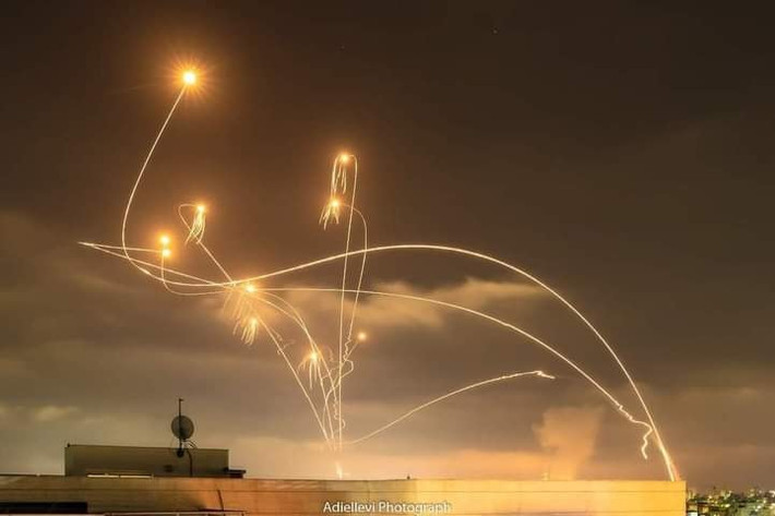 Chỉ trong hơn 10 ngày (từ 10-21/5), phía lực lượng vũ trang Hamas và một số nhóm vũ trang theo đường lối cứng rắn khác của Palestine, đã bắn hơn 4.000 quả rocket, với những chiến thuật lần đầu được sử dụng, như phóng đạn với số lượng lớn, thời gian ngắn và chủ yếu vào ban đêm.