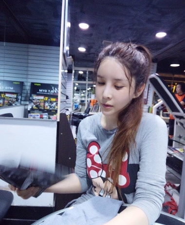 Những hình ảnh được tiết lộ mới đây của cô khiến nhiều người vô cùng ngạc nhiên, khó tin vào mắt mình trước một Harisu có khuôn mặt nhỏ nhắn, trẻ trung như một hotgirl dù cô đã 40 tuổi.