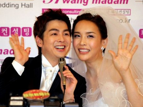 Người đẹp phẫu thuật thẩm mỹ để trở thành một quý cô đích thực vào năm 2000, sau đó, tới 2007, ở đỉnh cao sự nghiệp, cô kết hôn với Mickey Jung – chàng trai mà cô đã hẹn hò hai năm.