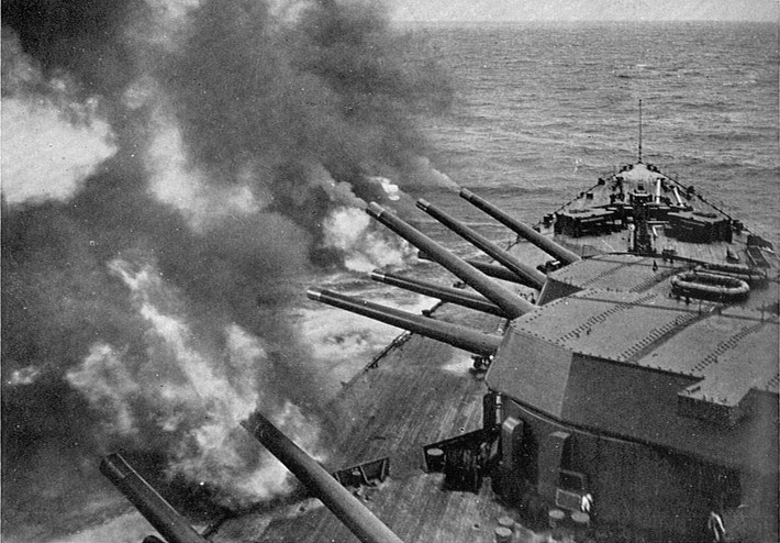 Marat đã anh dũng chiến đấu chống lại các đội pháo của quân địch. Ngày 12/12/1941, con tàu đã đè bẹp một đội pháo của Đức gần làng Bezzabotny. Ngày 28/12, thiết giáp hạm từng bị hỏng đã đọ súng với các khẩu pháo 280mm của đội pháo đường sắt của kẻ địch tại nhà ga Novy Peterhof.