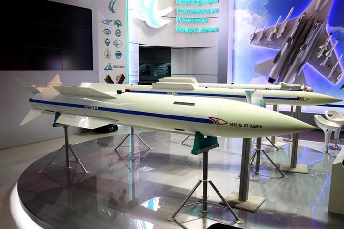 K-77M cũng có khả năng làm tăng đáng kể sự quan tâm của nước ngoài đối với máy bay chiến đấu của Nga, đặc biệt là Su-57 và được bán cho các nhà khai thác máy bay chiến đấu cao cấp hiện có của Nga như Trung Quốc, Ai Cập, Iran …có tiềm năng cách mạng hóa các đơn vị của họ.