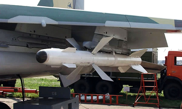 R-27 vốn được đánh giá là tên lửa không đối không tiên tiến nhất thế giới dựa trên radar bán chủ động. Nhưng khả năng của nó kém hơn so với các tên lửa hiện đại có radar chủ động di chuyển như R-77 và AIM-120C/D của Mỹ.