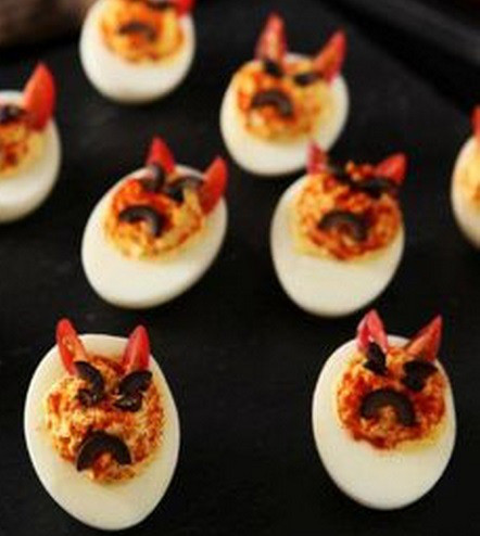 Chỉ với sự khéo léo từ đôi tay bạn có thể làm ra món trứng “mặt quỷ” là lấy lòng đỏ trộn chung với mayonnaise hoặc mustard, hoặc bất cứ cái gì mà bạn thích. Rồi nhồi trở lại lòng trắng, trang trí bằng rắc thêm 1 ít ớt bột, vài miếng oliu đen và ớt tươi.