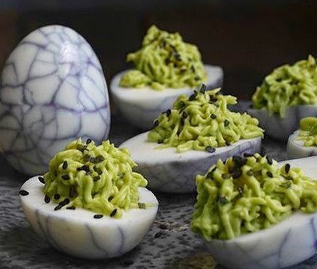 Trứng quỷ nghe tên thật đáng sợ nhưng thực chất là món trứng trộn với sốt mayonnaise, mù tạt xanh, ít muối, dầu olive và trang trí thêm vài hạt vừng đen sinh động.