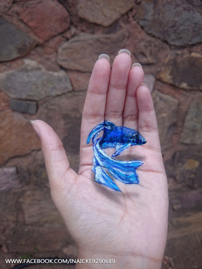 Nữ họa sĩ thường sử dụng chất liệu màu vẽ acrylic vì loại màu này có thể dễ dàng tẩy rửa sau mỗi lần chơi đùa cùng những bức tranh 3D ngộ nghĩnh của cô nàng.