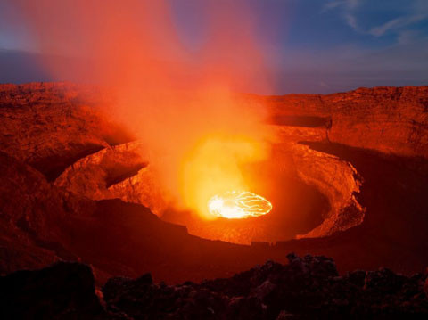 Ở Indonesia có một ngọn núi phun lửa màu xanh dương, thay vì màu đỏ như những núi lửa thông thường.