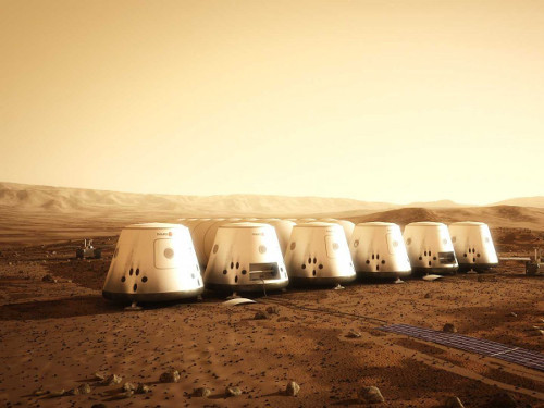 Chi phí lên sống trên sao Hỏa đắt đỏ. Hiện tại, NASA dự kiến khoảng 50 tỷ USD cho dự án đưa người lên sao Hỏa trong vòng một thập kỷ. Chi phí này cao gấp đôi so với dự án năm 1962 - 1972. Ông Robert Zubrin, chủ tịch Hội sao Hỏa cho rằng chi phí có thể rẻ hơn chút, nhưng nó sẽ vẫn nằm trong khoảng từ 5 tỷ đến 20 tỷ USD.