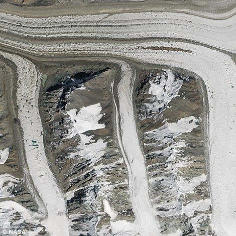 'M': Vệ tinh Landsat 8 chụp hình ảnh các sông băng ở dãy núi Thiên Sơn, phía đông bắc Kyrgyzstan.