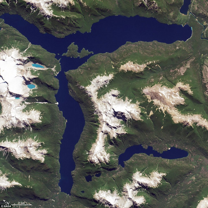 'R': Ngày 20/1/2015, vệ tinh Landsat 8 chụp hình ảnh núi tuyết Lago Menendez tại Argentina.