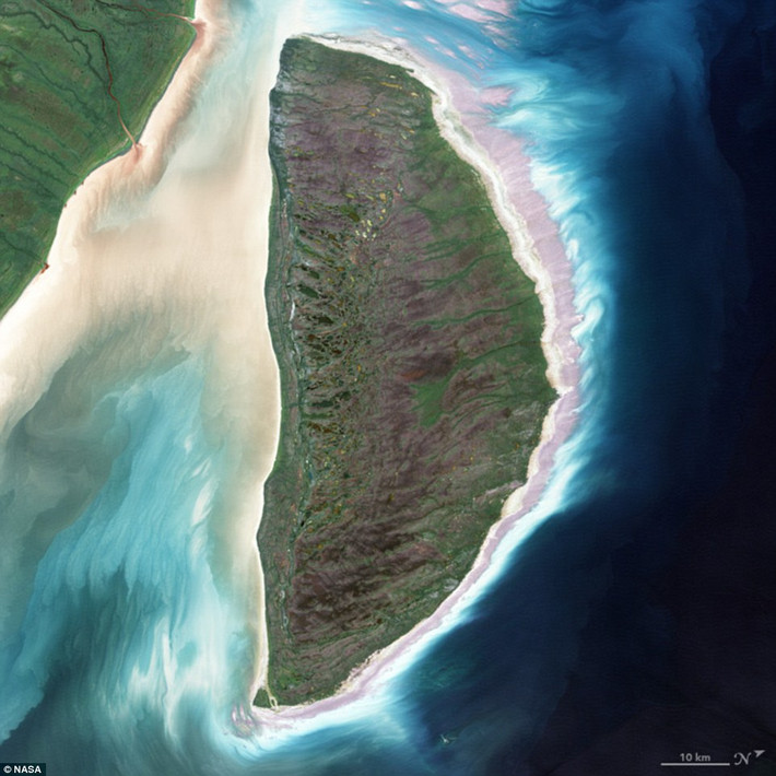 'D': Một hòn đảo hình dạng chữ D rõ ràng hiện giữa biển khơi, ghi lại từ Vệ tinh Landsat 7 tại đảo Akimiski ở vịnh James vào 9/8/2000.