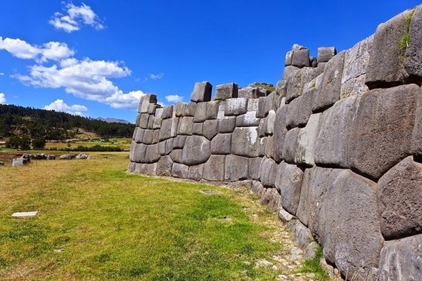 Người Inca xây dựng nhiều công trình kiến trúc để chống chọi lại với các trận động đất. Trong các kiến trúc này, kỹ thuật nề đá được sử dụng đã phát huy hiệu quả trong việc chống chọi lại cả những chấn động vô cùng lớn.