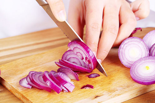 Ở Ấn Độ, trong những ngày nhật hoặc nguyệt thực phụ nữ mang thai tuyệt đối không được chạm vào đồ kim loại. Bởi họ tin chạm vào kim loại trong ngày này mẹ sẽ bị thương và gây hại cho con.