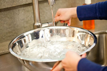 Nếu sử dụng máy sưởi làm ấm, thì tốt nhất nên có một chậu nước nhỏ đặt ở góc phòng và nên dùng kem dưỡng ẩm cho làn da thường xuyên. Không nên để lúc da nứt nẻ mới thoa kem, lúc đó việc khắc phục những tổn thương của da sẽ khó khăn hơn rất nhiều.