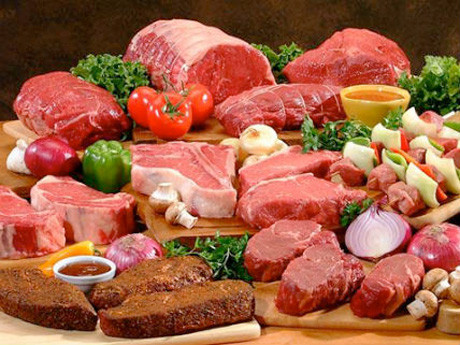Thịt đỏ và thịt gia cầm chứa các axit amin, đường và protein và creatinine. Khi nấu ăn thì chất này sẽ chuyển đổi thành heterocyclic amines (HCAs) và polycyclic aromatic hydrocarbons (PAHs) có khả năng biến thành chất gây ung thư.