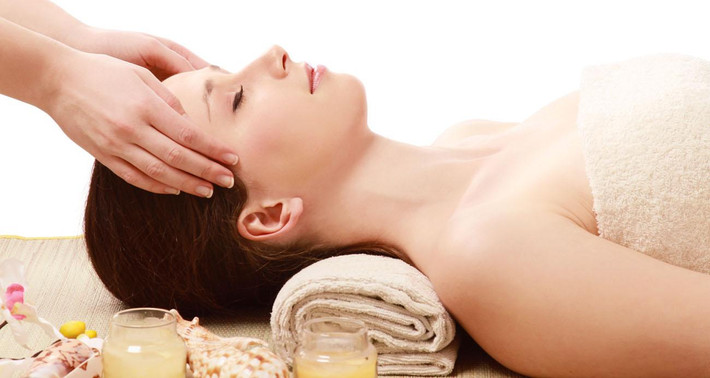 Cả phụ nữ và nam giới trên 35 tuổi đều cần duy trì thói quen massage mặt thường xuyên để ngăn chặn các dấu hiệu lão hóa.