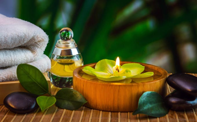 Vào mùa đông, bạn nên massage da mặt bằng các loại dầu nóng hoặc trà ấm sẽ có tác dụng tốt hơn.