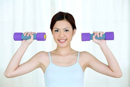 Nâng tạ. Ung thư có thể làm cho một khối lượng cơ bắp bị mất khiến cho cơ thể thường xuyên mệt mỏi. Khi đó, hãy tập những bài nâng tạ để xây dựng sức mạnh cơ bắp trên cơ thể và cải thiện sự linh hoạt của cơ thể cũng như ổn định huyết áp.