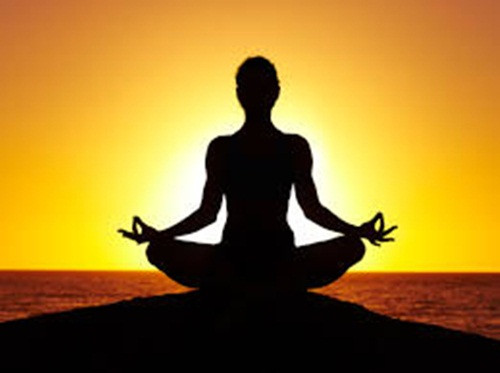 Yoga. Những bài tập yoga cộng với thiền và thở sẽ giúp ích rất nhiều cho bệnh nhân ung thư. Yoga giúp giảm mệt mỏi liên quan đến điều trị. Phụ nữ bị ung thư vú tập yoga có thể kiểm soát hơi thở và giảm được nồng độ hormone căng thẳng cortisol.