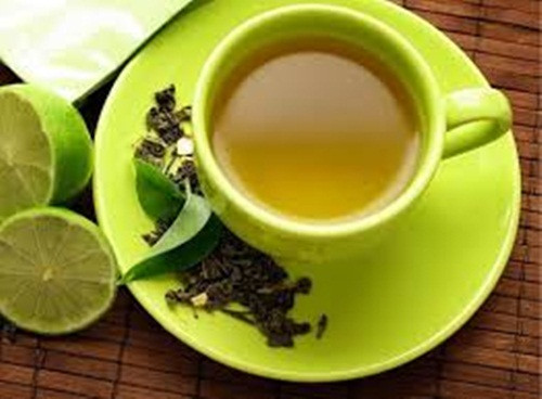 Uống trà xanh trong bữa ăn. Trà xanh có hợp chất polyphenols có thể giúp cơ thể tiết ra các hợp chất chống lại tế bào ung thư. Do vậy hãy uống trà xanh trong những bữa ăn có thịt.